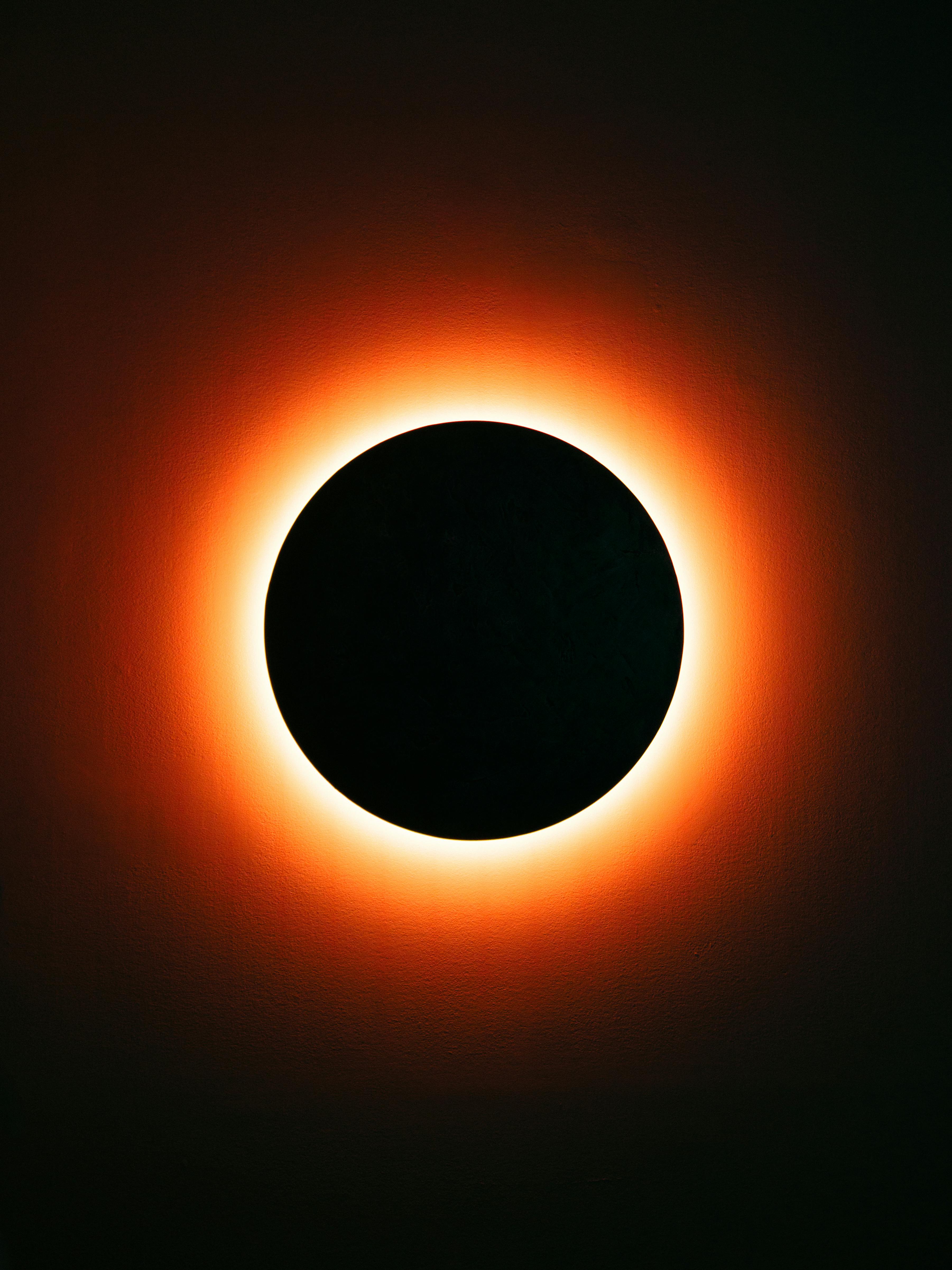 personas observando eclipse en espacio natural